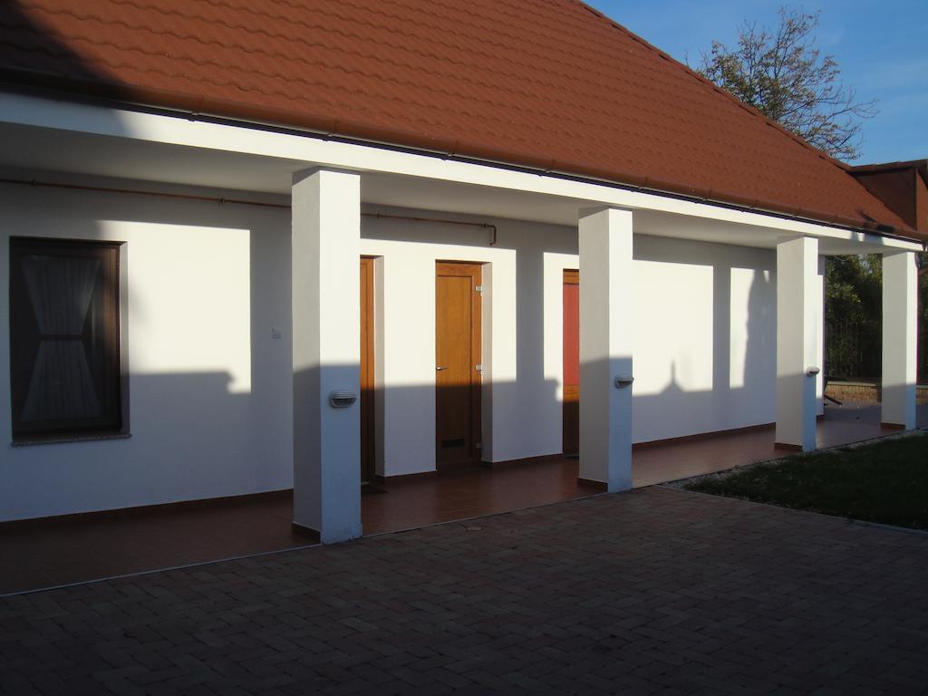 Hotel Paks Panzió Exterior foto